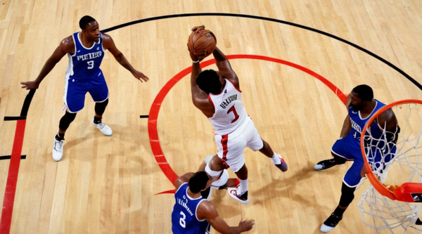 NBA篮球比赛中球员突破上篮的现场画面